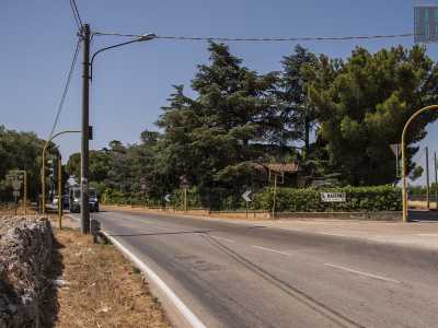 Per raggiungere il poggio basta percorrere la provinciale 111 che conduce da Mola a Rutigliano. Dopo quasi 4 chilometri ci si imbatte in un semaforo con accanto un cartello bianco con l�indicazione �S. Materno�